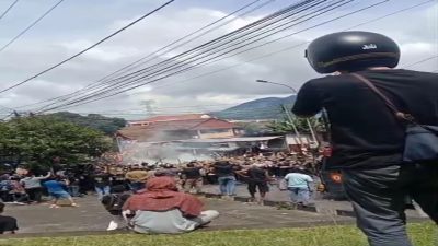 Ratusan Mahasiswa Ternate Menggelar Aksi Unjuk Rasa Depan Kantor DPRD Berakhir Ricuh