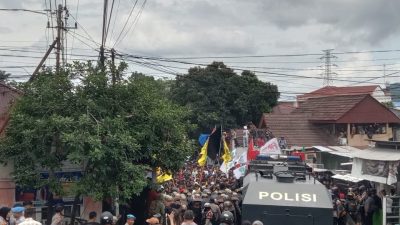 Aksi Unjuk Rasa Di Ternate Depan Kantor DPRD Dua Mahasiswi Pingsan Lalu dilarikan Ke Rumah Sakit