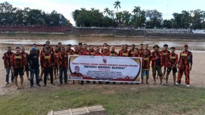 Pemuda Pancasila (PP) Kuantan Singingi (Kuansing) Gelar Bersih-Bersih Sungai Batang Kuantan, Sambut Hari Kesaktian Pancasila